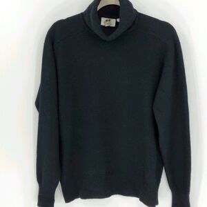 Mordstrom women turtleneck black sweater. Size Medium. Lambs wool.